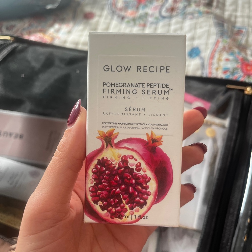 Glow Recipe Pomegranate Peptide Firming Serum - White and Red